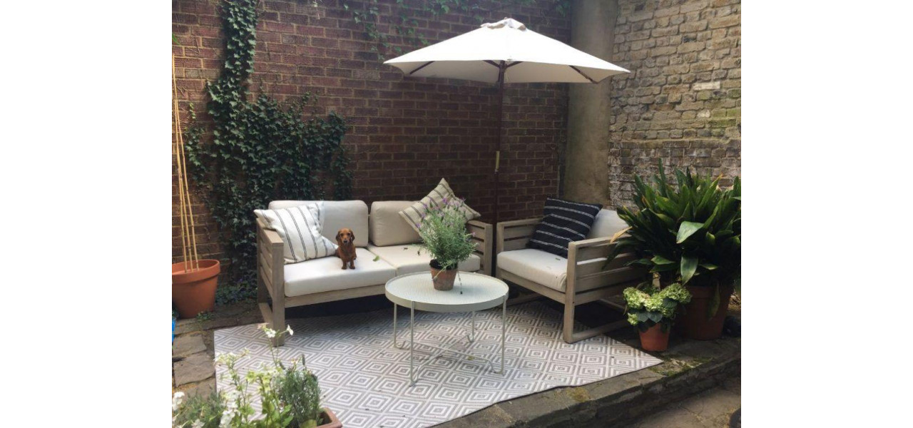 Recomandari specifice pentru curatarea pernelor din material textil de pe seturile de mobilier de gradina.