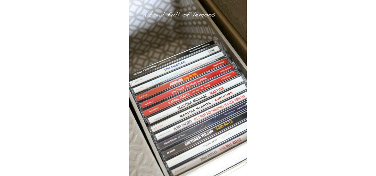Organizarea CD-urilor si a colectiilor de muzica in dulapuri de sufragerie: Recomandari ale expertilor.