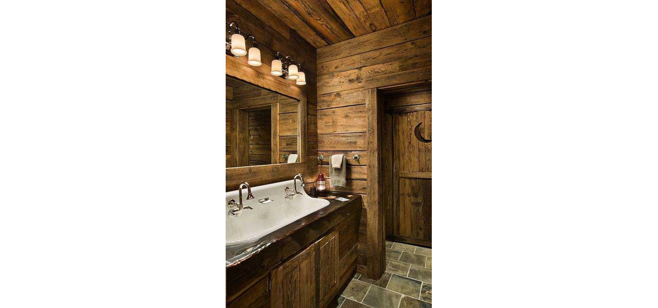 Explorarea optiunilor de mobilier de baie pentru o baie in stil rustic.