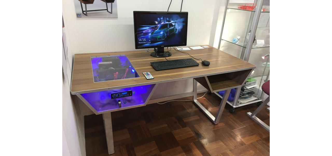 Mese pentru computer cu iluminare RGB incorporata pentru o atmosfera de joc suprema.