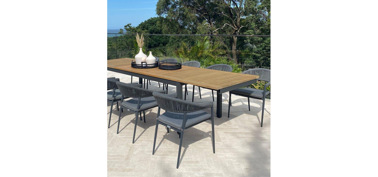 Exista seturi de mobilier special concepute pentru mesele in aer liber?
