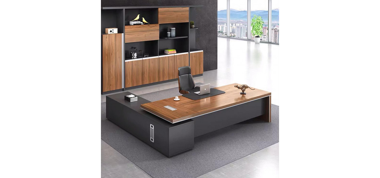 Exista mese de birou concepute pentru a fi utilizate cu mai multe brate pentru monitor?