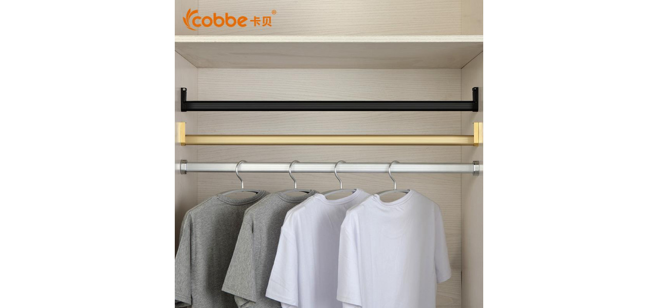 Dulapuri cu tije de agatare detasabile pentru acomodarea articolelor de imbracaminte mai lungi.