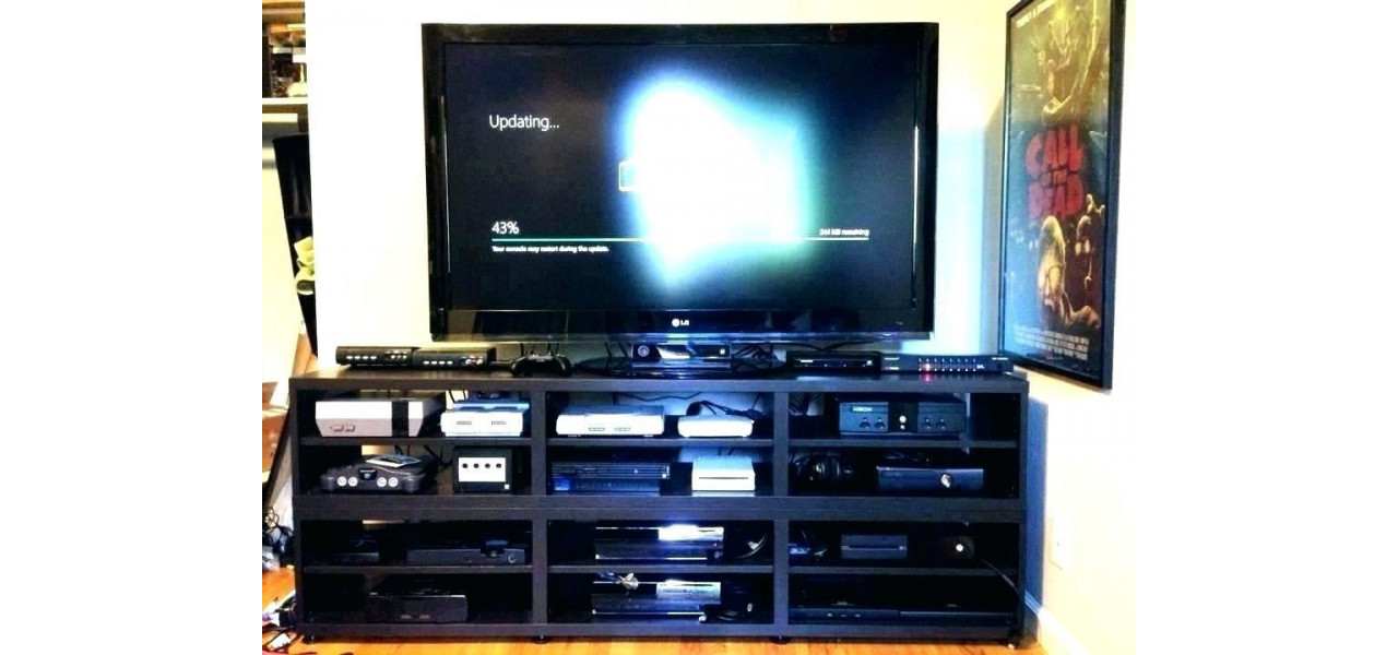 Suporturi TV cu rafturi incorporate pentru depozitarea jocurilor video.