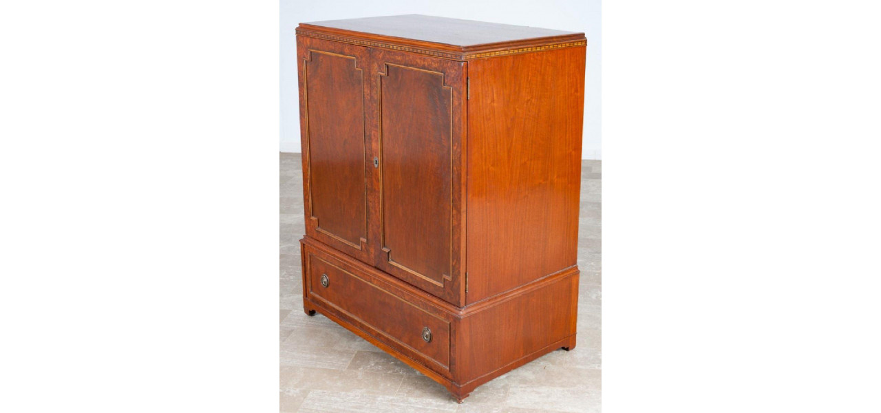 Gasirea unei comode cu usi pentru decorul rustic francez.