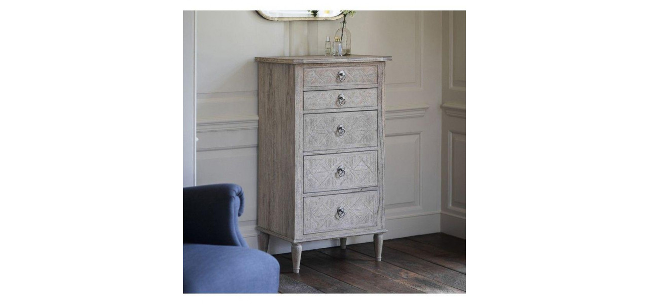 Gasirea unei comode potrivite cu usi pentru decorarea casei de pe plaja.