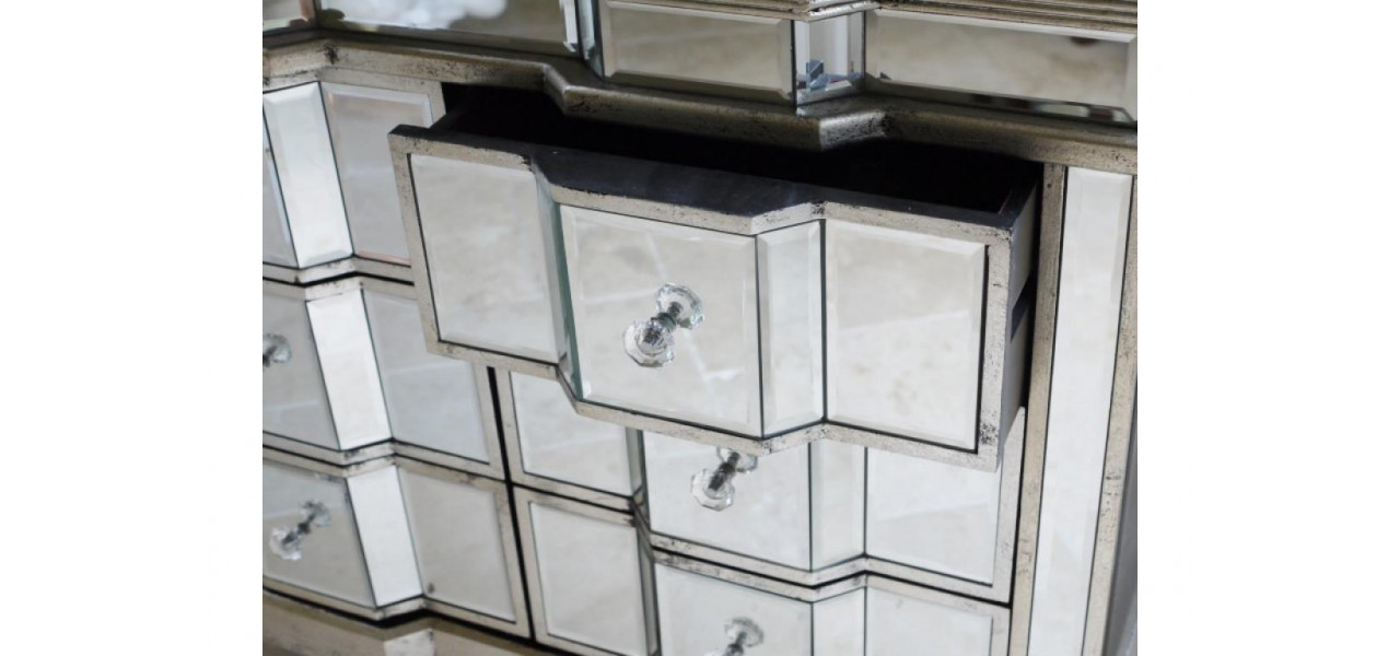 Pot gasi o comoda cu oglinda din materiale durabile?