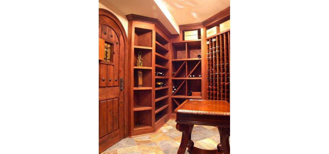 Paturi pentru doua persoane cu spatiu incorporat pentru rafturi pentru vin.