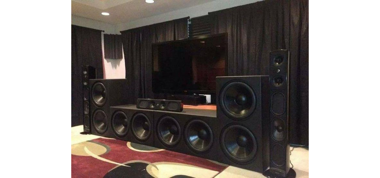 Imbunatatiti-va configuratia Home Theatre cu o comoda cu sistem de sunet integrat.