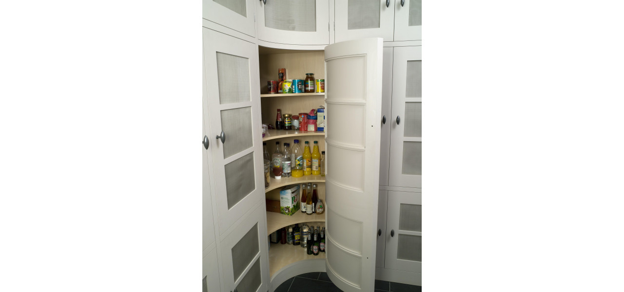 Dulapuri de colt cu sectiuni de organizare incorporate pentru produse cosmetice.