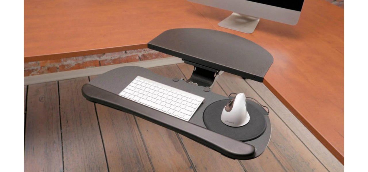 Mese de colt cu tavi reglabile pentru tastatura.