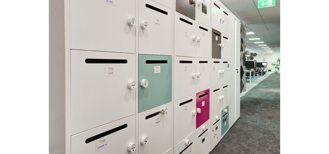Mobilier cu dulapuri de incarcare incorporate pentru dispozitivele personale din biblioteci.