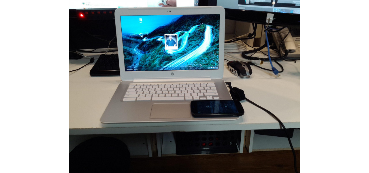 Pot gasi canapele rosii cu suporturi de incarcare wireless incorporate pentru laptop-uri?