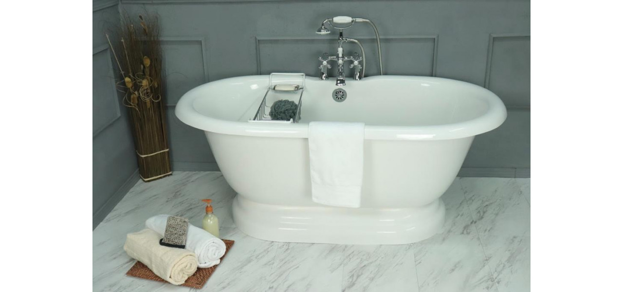 Pot instala un set de mobilier de baie intr-o baie cu o cada cu piedestal?