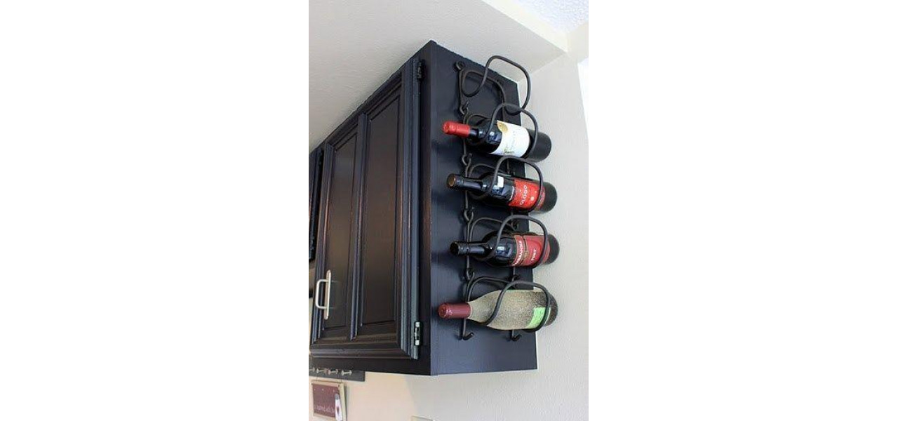 Pot instala un combo incorporat pentru sticle de vin si suport pentru pahar in dulapul meu de bucatarie?