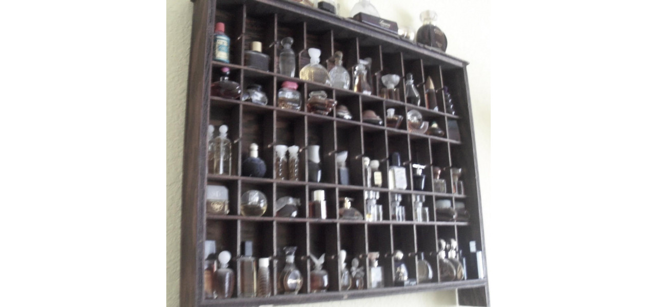 Pot folosi rafturi de perete pentru a crea o zona de afisare pentru parfumuri sau produse cosmetice?