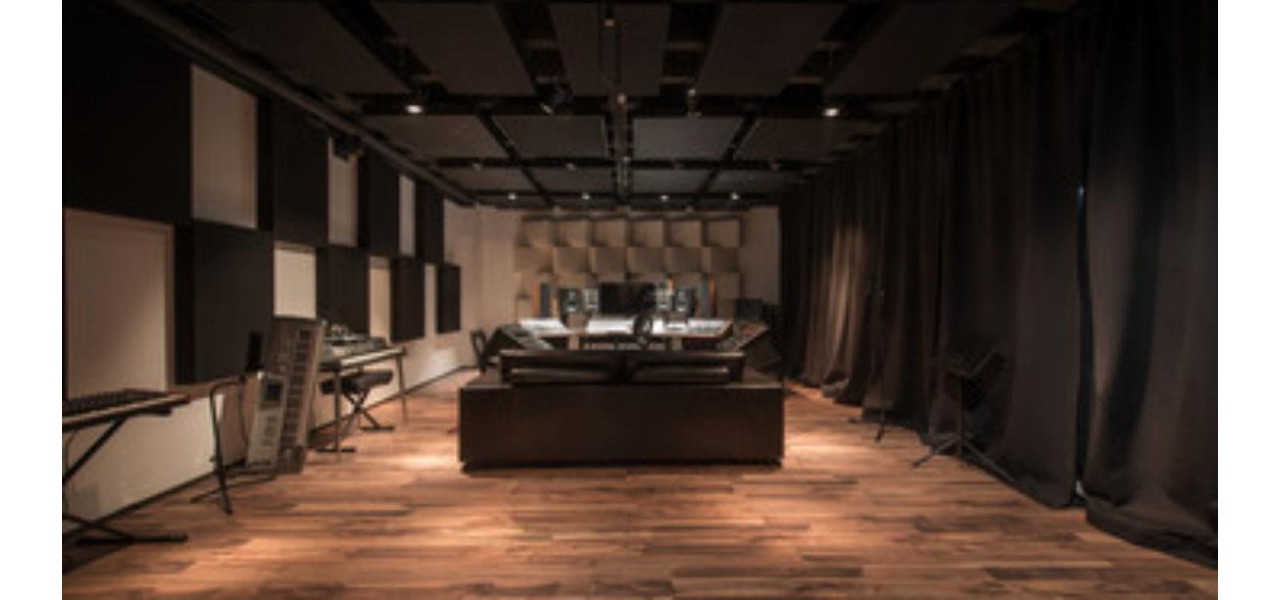 Poate fi folosita o noptiera ca un mic studio de inregistrare cu izolare fonica incorporata, interfete audio si integrare cu controler MIDI?