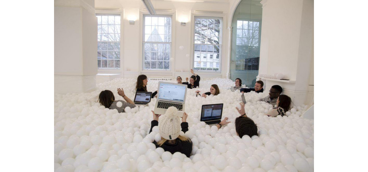 Pot fi folosite fotoliile Ball in spatii comerciale de coworking sau birouri comune?