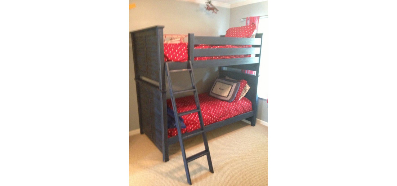 Paturile supraetajate pot fi vopsite sau personalizate cu diferite culori?