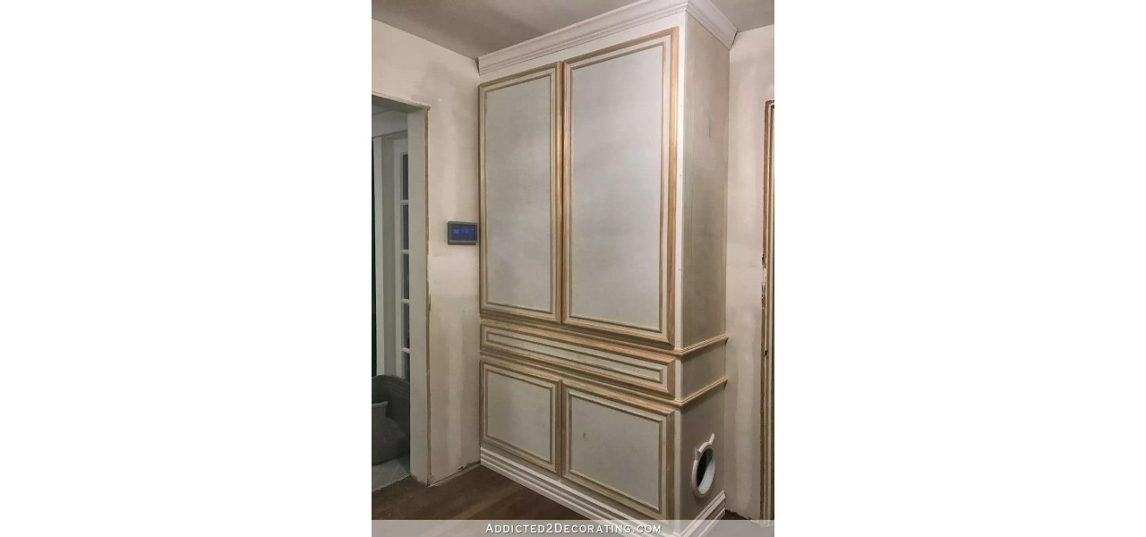 Pot fi folosite dulapurile de hol pentru a expune obiecte decorative?