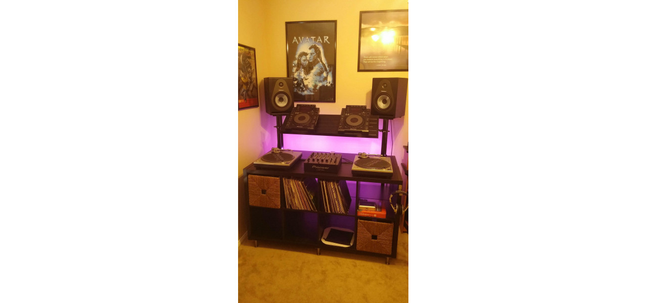 Mesele de bar inalte pot fi folosite ca cabine DJ sau statii pentru echipamente muzicale?
