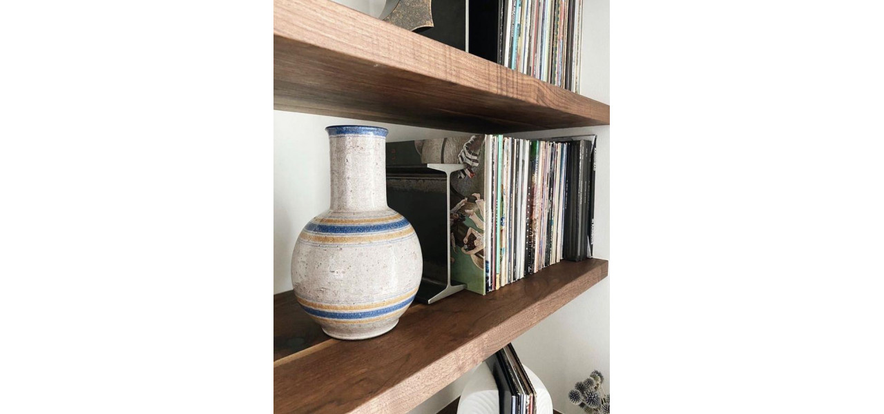 Pot fi folosite dulapurile de sufragerie pentru a afisa vaze sau sculpturi decorative?