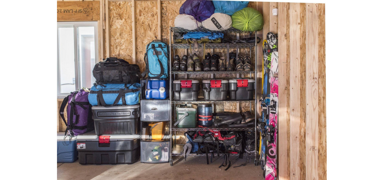 Pot fi folosite dulapurile de sufragerie pentru depozitarea echipamentului de camping sau a accesoriilor de exterior?
