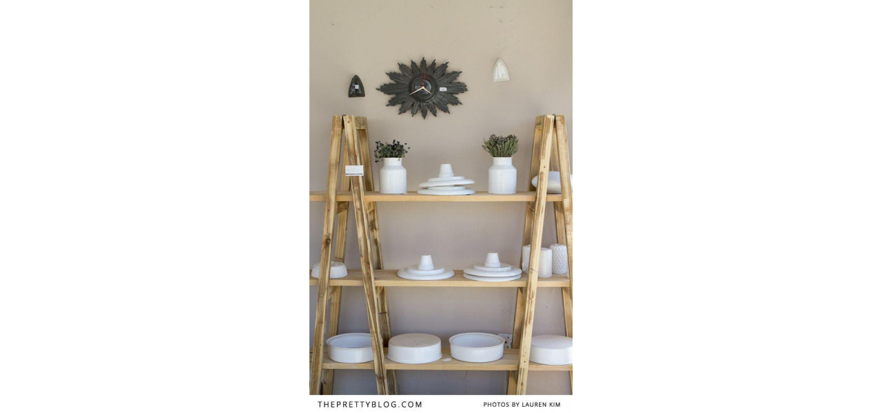 Adaptarea dulapurilor deschise pentru expunerea ceramicii sau ceramicii antice.