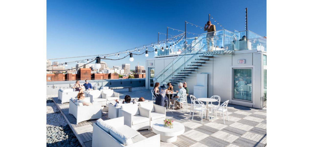 Pot fi folosite mese ovale intr-un bar de pe acoperisul unui hotel?