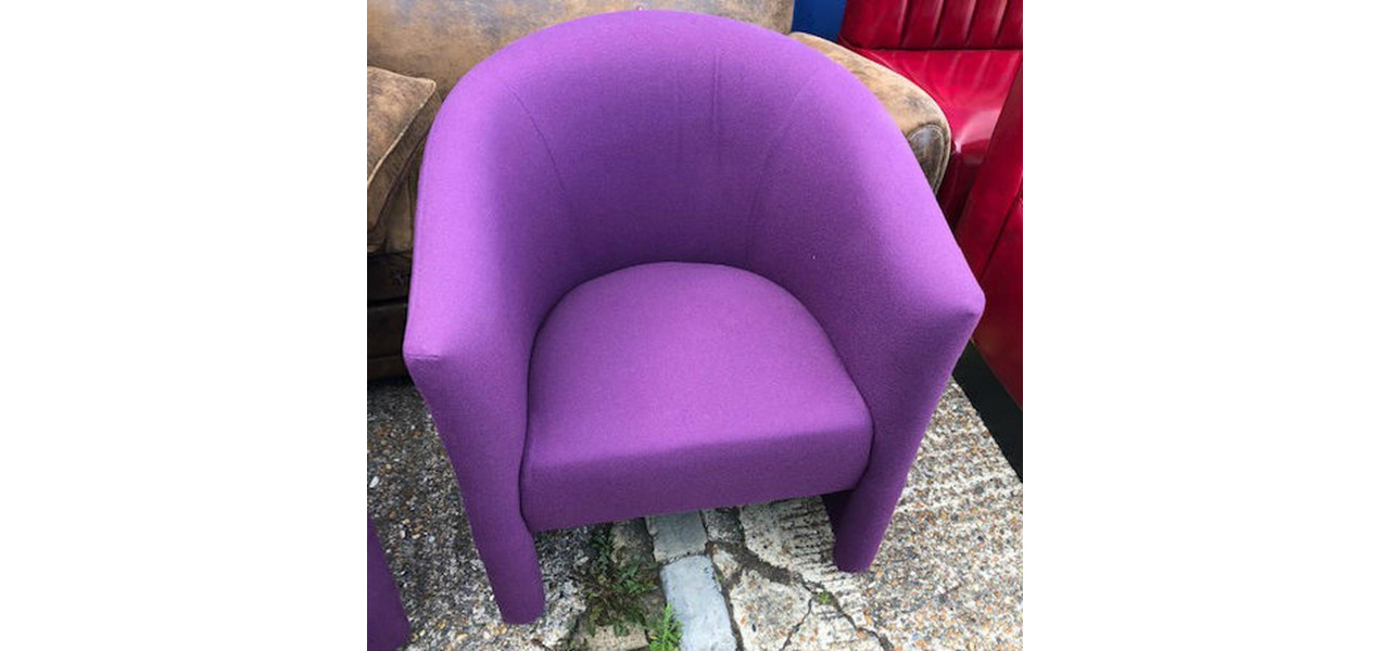 Scaunele violet pot fi demontate cu usurinta pentru depozitare sau transport compact?