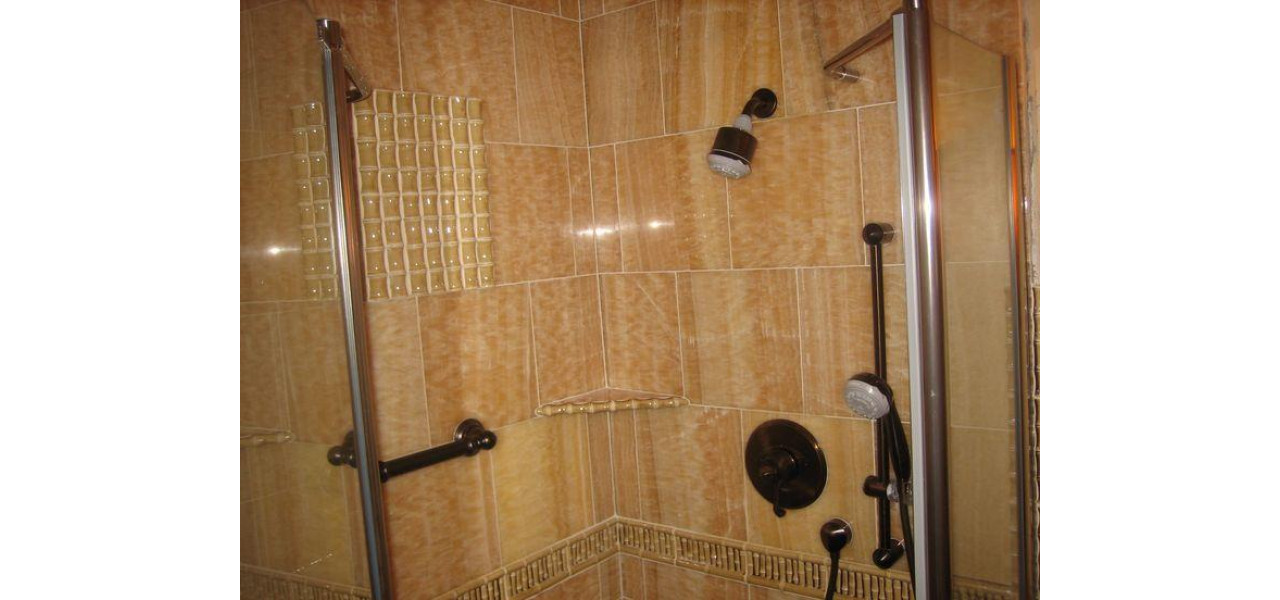 Pot fi folosite dulapurile de baie suspendate pentru a ascunde conexiunile sanitare si electrice?