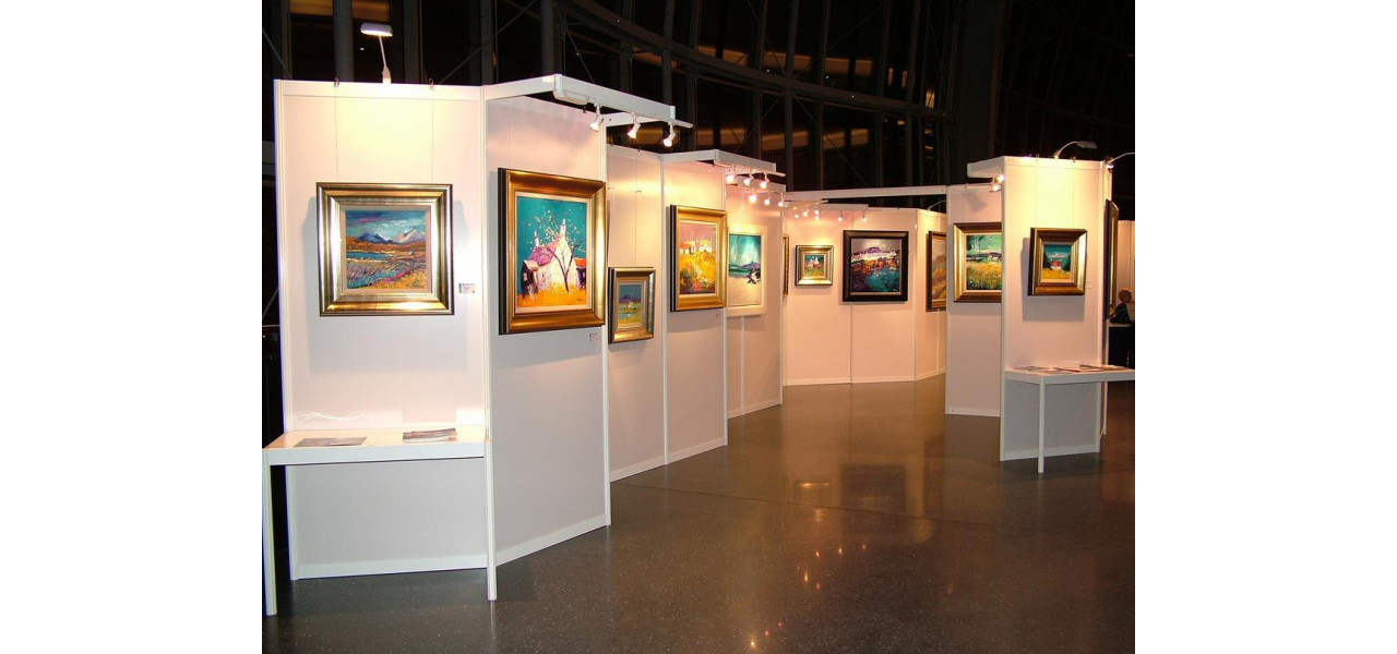 Utilizarea raftului de perete intr-o galerie de arta: imbunatatirea afisajului operelor de arta.