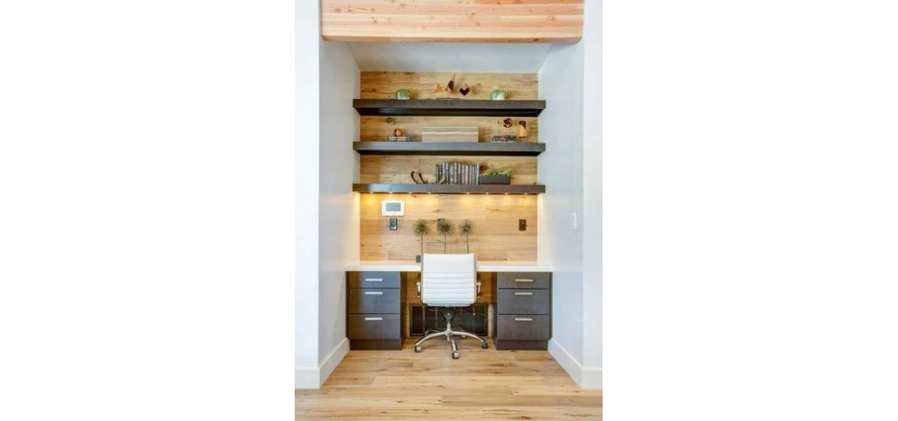 Dulapuri albe pentru un spatiu de birou la domiciliu elegant si functional.