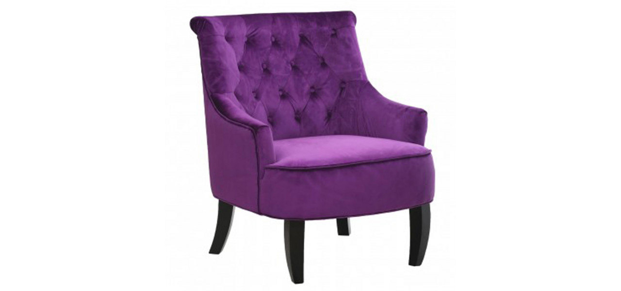Scaune violet cu cotiere sau perne detasabile.