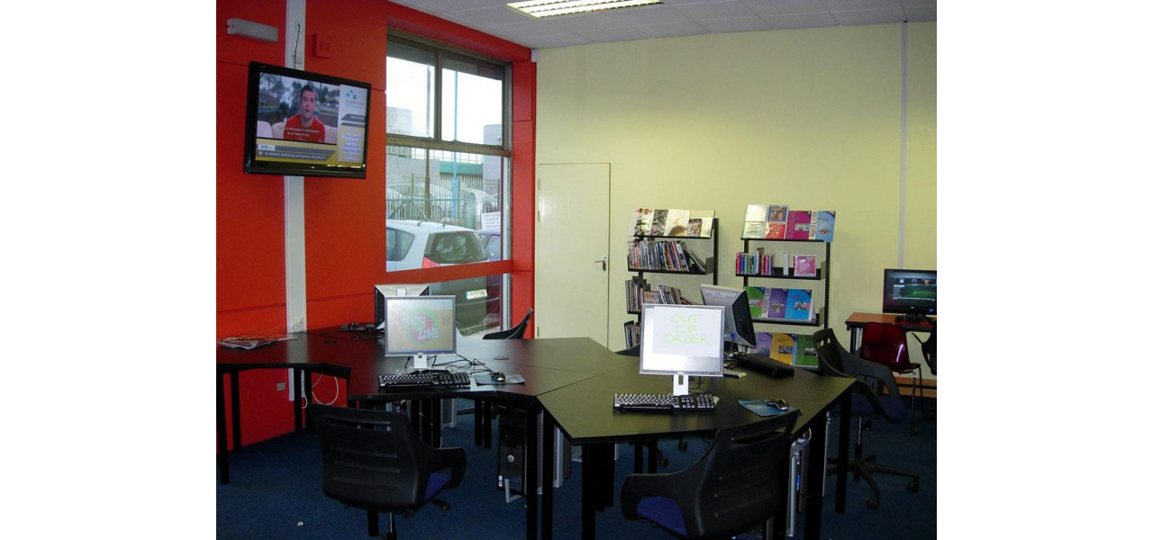 Crearea unei zone de discutii desemnate cu mobilierul bibliotecii.