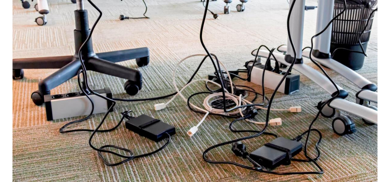 Organizarea cablurilor de acasa: sfaturi si trucuri pentru a preveni incurcarea.