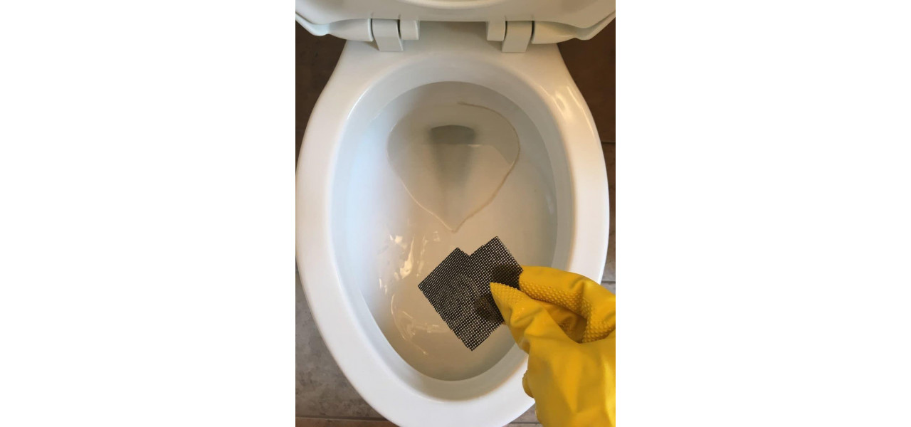 Cum sa indepartati petele de apa dura de pe blatul unei mese de sticla.