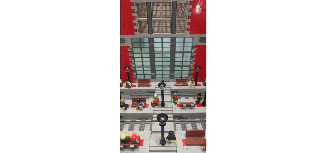 Configurarea unei statii LEGO organizate si accesibile cu depozitare pentru caramizi de constructie si manuale.