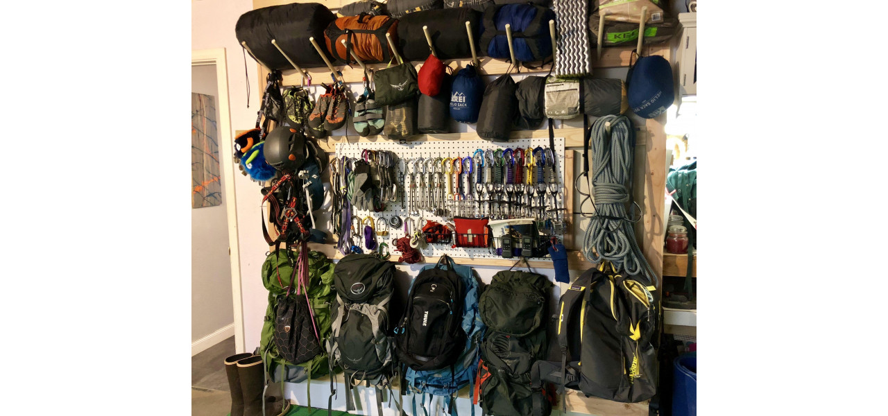 acest raft este potrivit pentru depozitarea echipamentului de camping sau de drumetii?