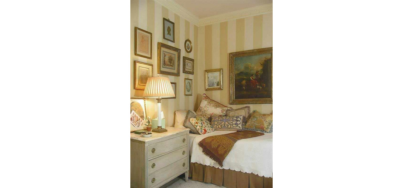 Modele de fotolii potrivite pentru un dormitor traditional in stil englezesc.