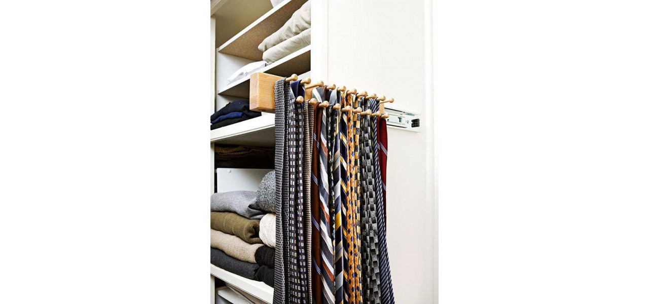 Modalitati eficiente de a organiza curele si cravate intr-un dressing.