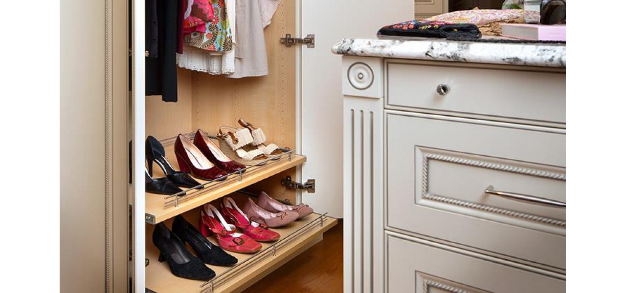 Solutii practice pentru organizarea pantofilor pentru copii intr-un dressing.