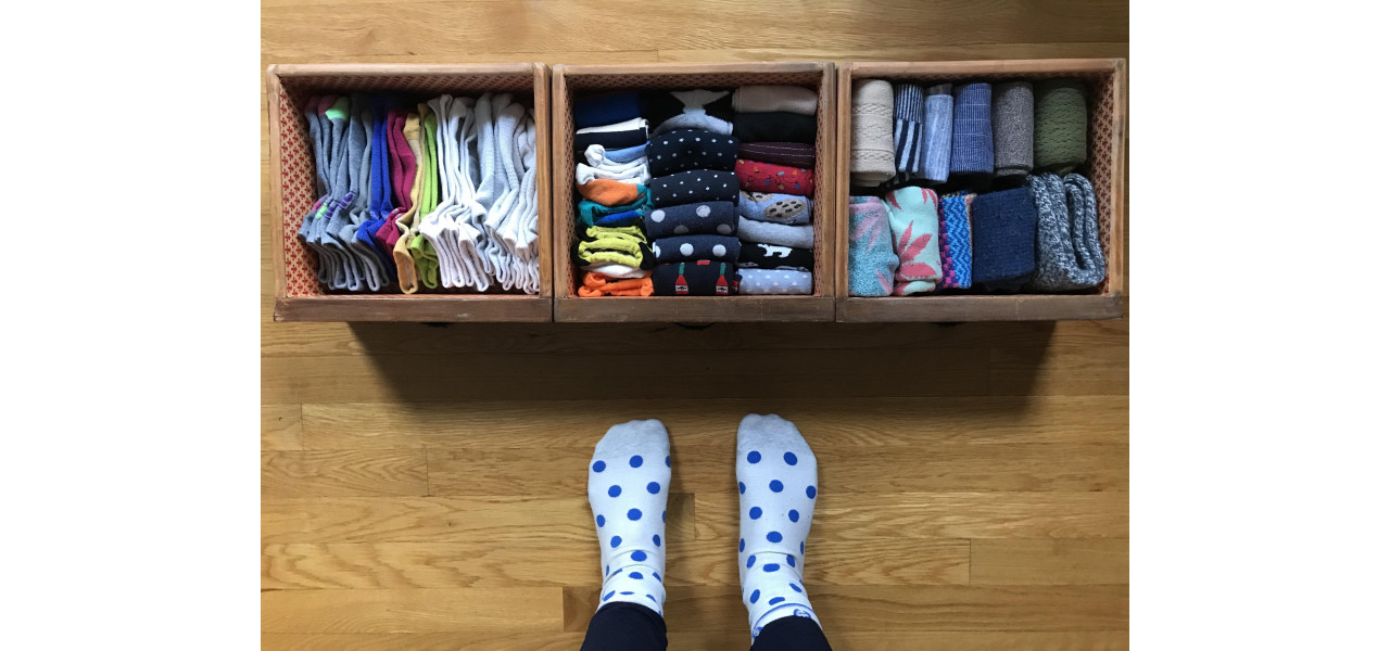 Solutii practice pentru organizarea sosetelor si a lenjeriei de corp intr-un dressing.