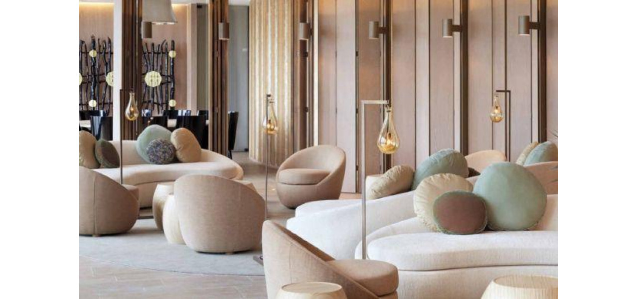 Optiuni de scaun rosu potrivite pentru holurile hotelurilor contemporane.