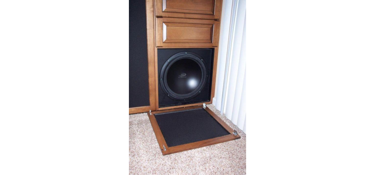 Solutii de stocare pentru difuzoare si subwoofere de sunet surround home theater.