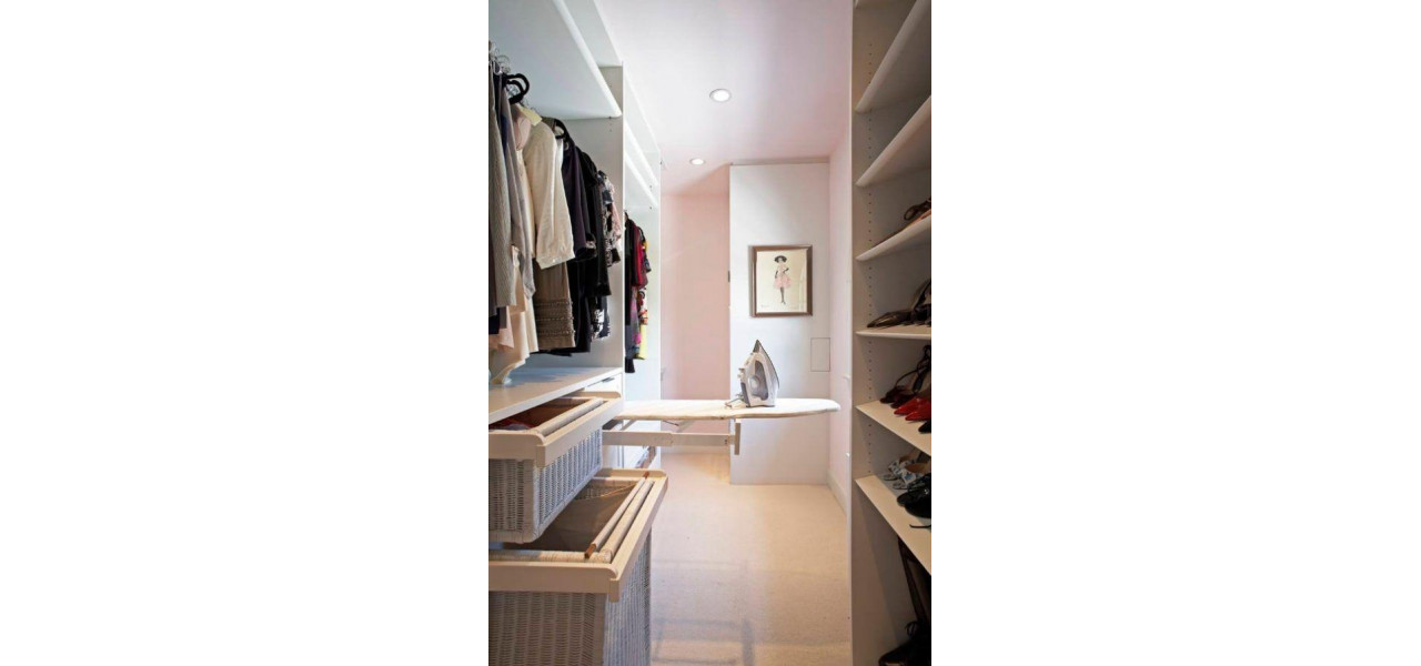 Avantajele dressing-ului pentru haine: crearea unui spatiu de depozitare elegant.
