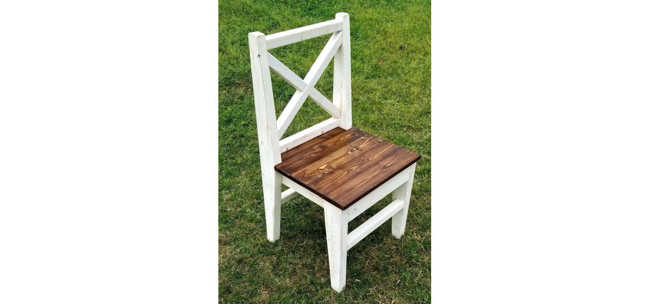 Ghidul suprem pentru alegerea scaunelor de sufragerie perfecte pentru o bucatarie rustica in stil ferma.