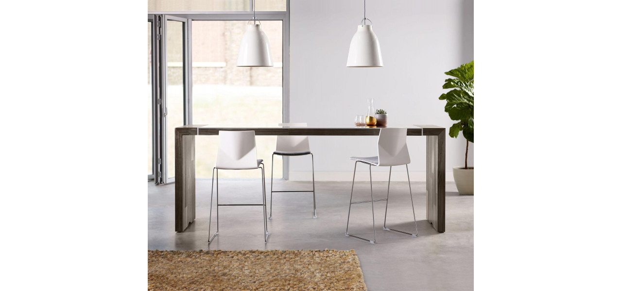Finisaje diferite disponibile pentru mesele de bar inalte.