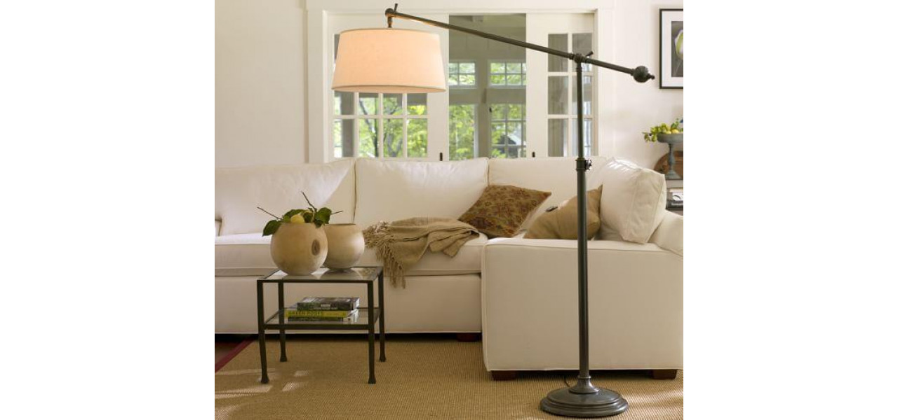Modele populare de lampi de podea care completeaza o canapea gri.