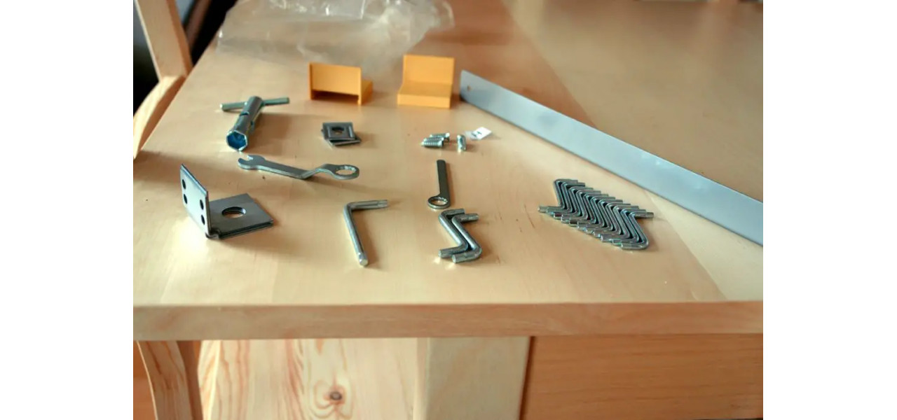 Instrumente pentru asamblarea unui dulap Ikea.